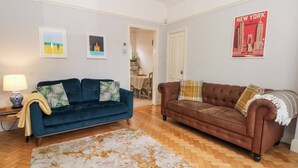 A living room with two sofas, a coffee table, and a rug. - Sunlight Soap Cottage (Wirral)