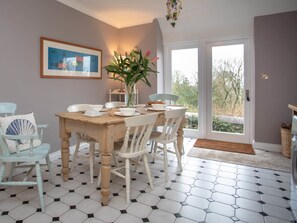 Cottage | Private kitchen | Fridge, microwave, oven, stovetop - Maes y Cregyn (Marianglas)