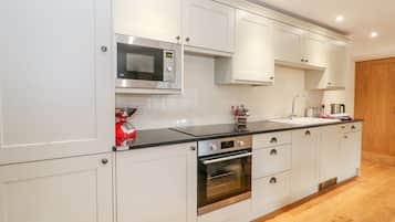 Casa de campo | Cocina privada | Refrigerador, microondas, parrilla de estufa y lavavajillas