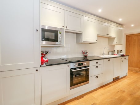 Refrigerador, microondas, placa de cocina, lavavajillas