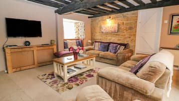 Cottage | Living room | TV