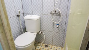 Shower, towels - OYO 2088 Grha Blue Sky Syariah (Bandung)