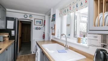 Cottage | Private kitchen | Fridge, dishwasher, highchair, cookware/dishes/utensils