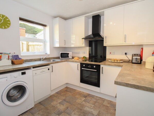 Cottage | Cucina privata | Lavastoviglie, seggiolone, pentole/stoviglie/utensili