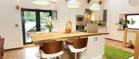 Cottage | Private kitchen | Microwave, stovetop, dishwasher, cookware/dishes/utensils