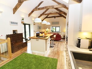 Microondas, placa de cocina, lavavajillas, utensilios de cocina