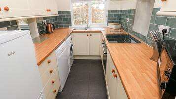 Cottage | Private kitchen | Stovetop, dishwasher, electric kettle, highchair