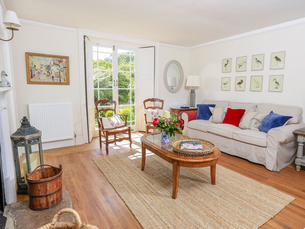 كوخ | منطقة المعيشة | مدفأة