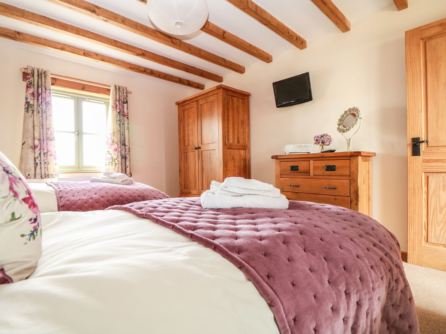 Cottage | 3 bedrooms, individually decorated, individually furnished, free WiFi