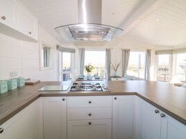 Cottage | Private kitchen | Microwave, stovetop, dishwasher, cookware/dishes/utensils