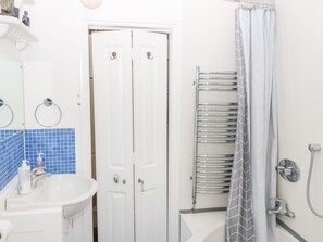 Cottage | Bathroom | Shower - 3 Station Cottages (Wymondham)