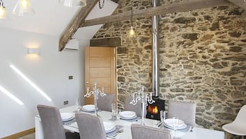 Cottage | Private kitchen | Microwave, stovetop, dishwasher, highchair