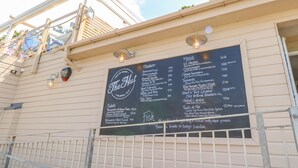 Un cartel de menú de restaurante con diferentes platillos y sus precios.