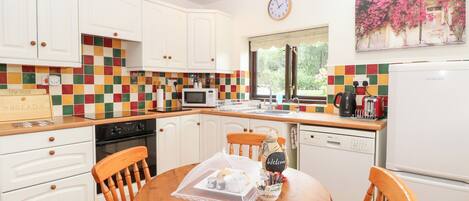 Casa de campo | Cocina privada | Refrigerador, microondas, parrilla de estufa y lavavajillas