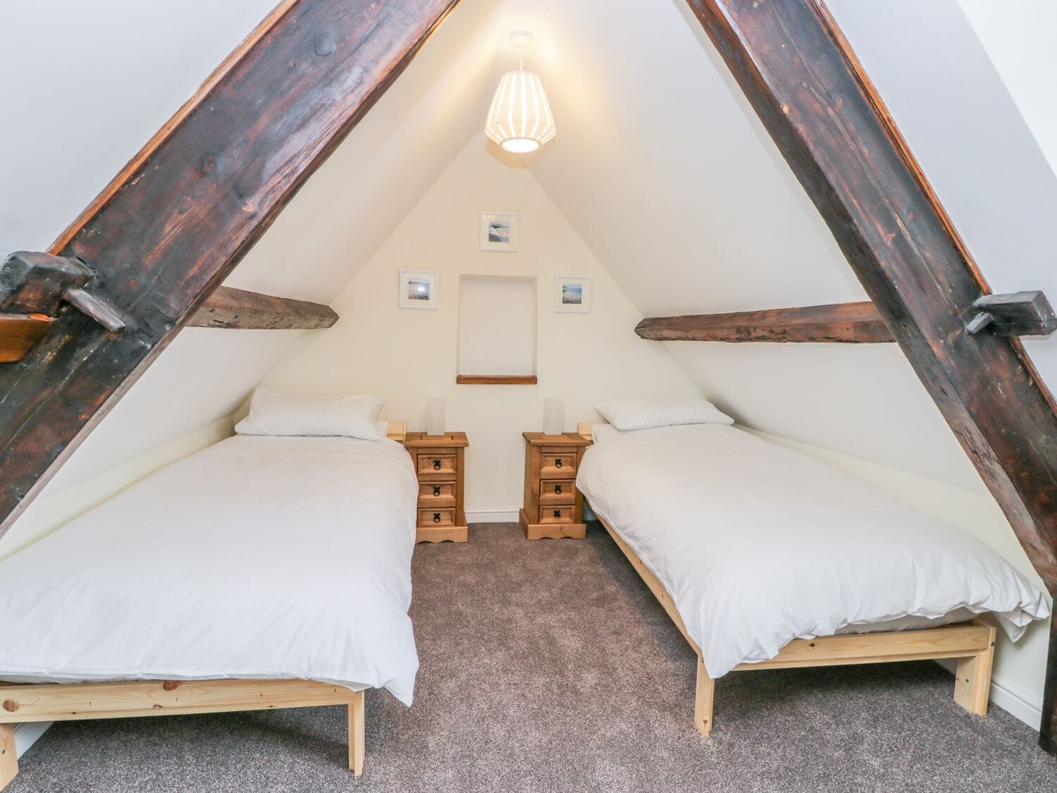 Cottage | 2 bedrooms, individually decorated, individually furnished, free WiFi