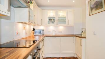 Cottage | Private kitchen | Microwave, stovetop, dishwasher, electric kettle