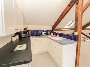 Cottage | Private kitchen | Stovetop, cookware/dishes/utensils - Lower Norton Apartment (Dartmouth)