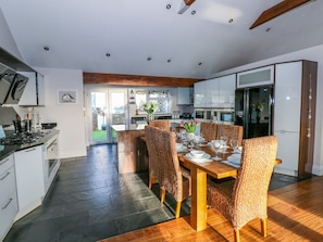 Cottage | Private kitchen | Fridge, dishwasher, highchair, cookware/dishes/utensils - Swn y mor (Narberth)