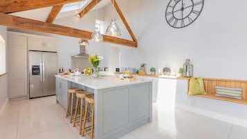 Cottage | Private kitchen | Microwave, stovetop, dishwasher, electric kettle