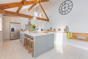 Microondas, placa de cocina, lavavajillas, tetera/pava eléctrica