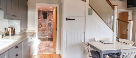Cottage | Cucina privata | Frigorifero, microonde, piano cottura, lavastoviglie