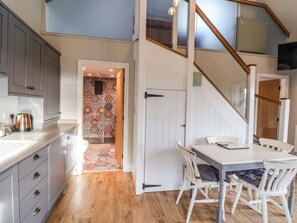 Cottage | Cuisine privée | Réfrigérateur, micro-ondes, plaque de cuisson, lave-vaisselle