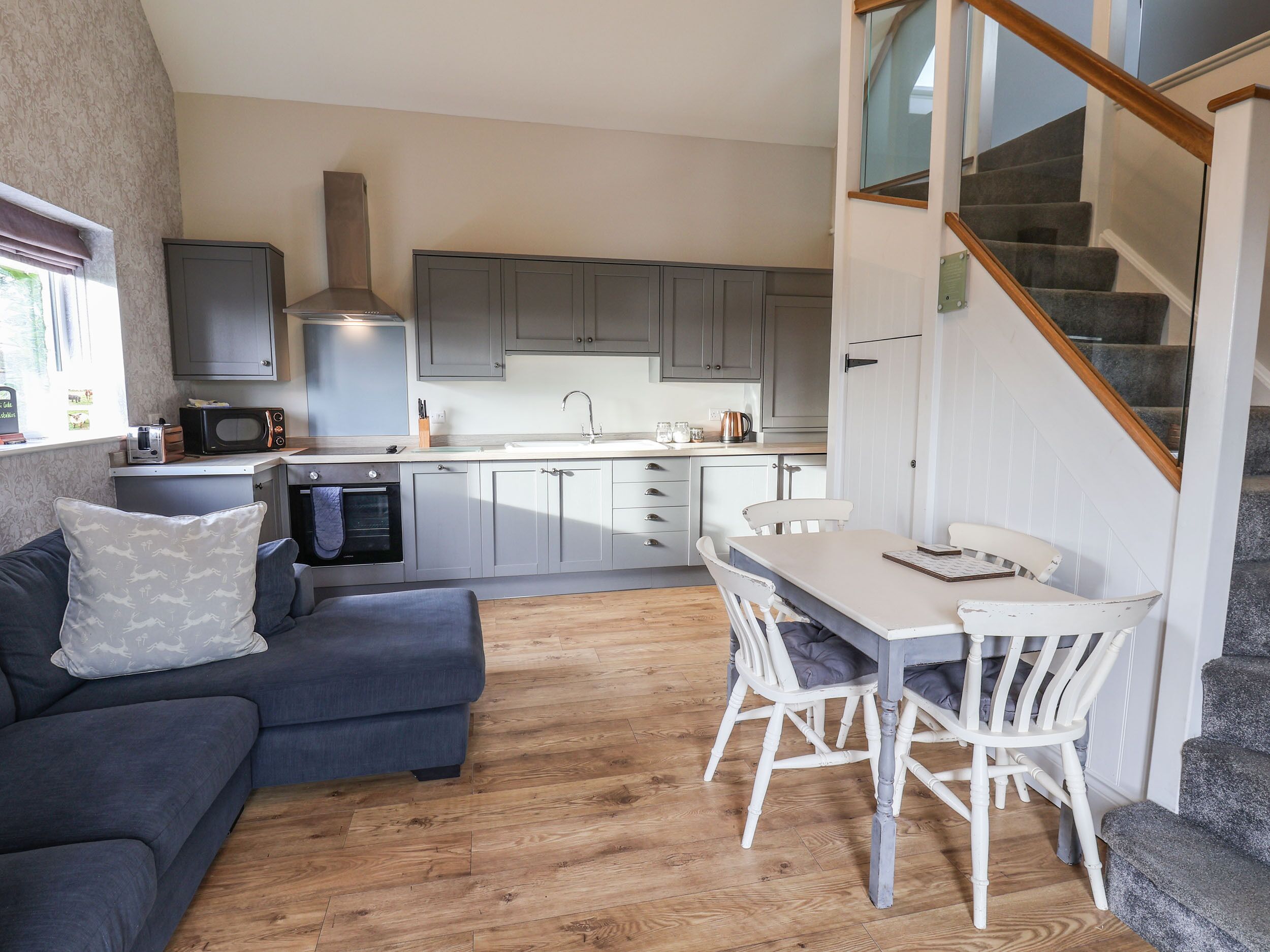 Cottage | Private kitchen | Fridge, microwave, stovetop, dishwasher