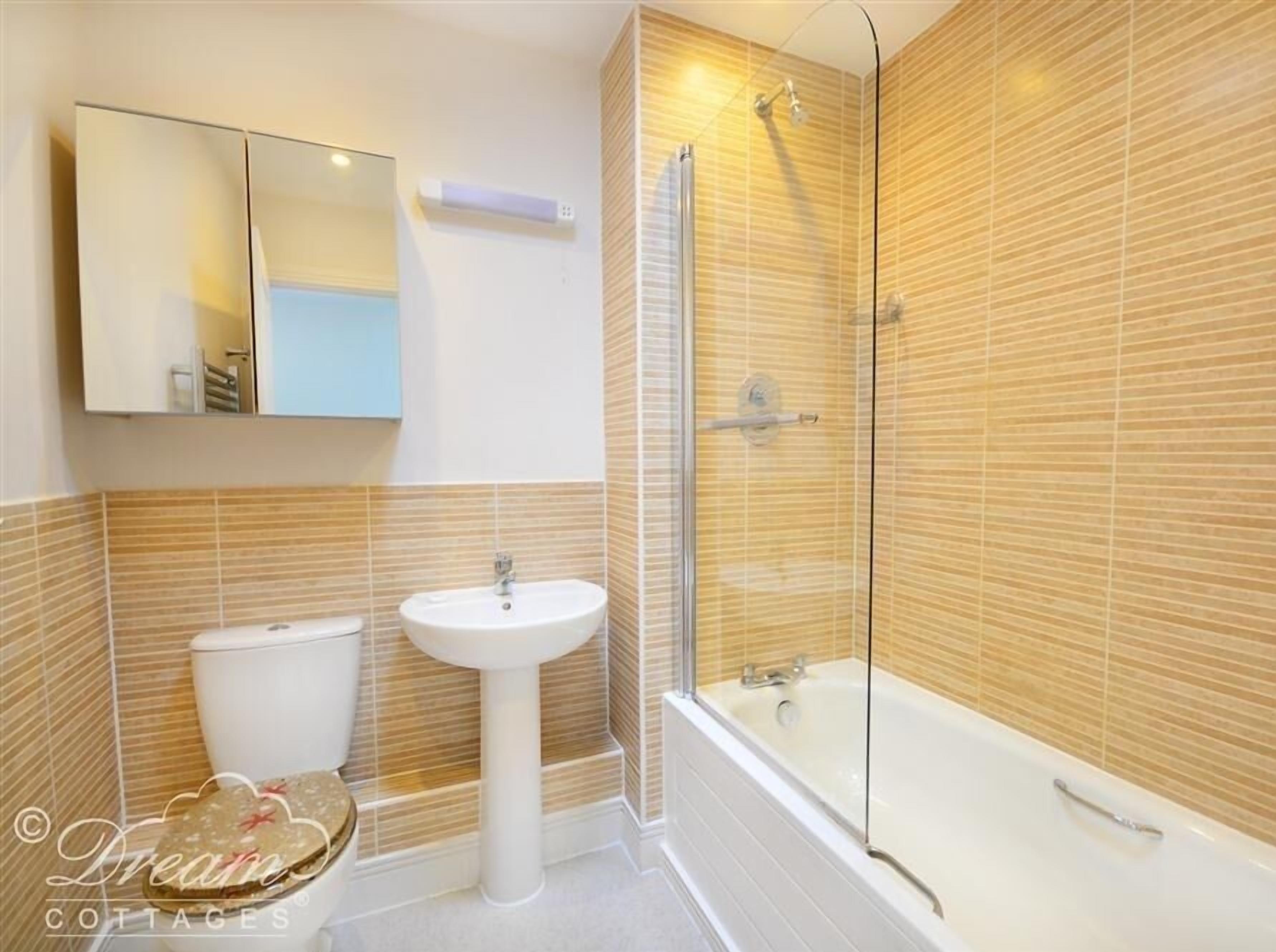 Cottage | Bathroom | Shower