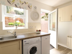 Cottage | Private kitchen | Stovetop, dishwasher, cookware/dishes/utensils