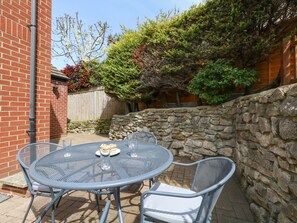 Outdoor dining - The Pines (Weymouth)