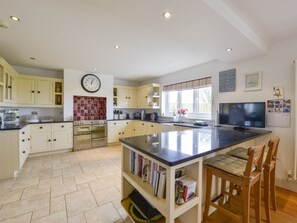 Cottage | Private kitchen | Dishwasher, highchair, cookware/dishes/utensils - Duffield (Kingsbridge)
