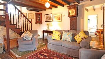 Casa de campo | Área de sala de estar | Televisión, chimenea y reproductor de DVD