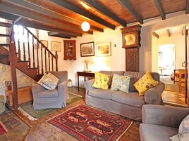 Casa de campo | Zona de estar | Una televisión, una chimenea, un reproductor de DVD