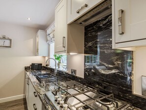 Cottage | Private kitchen | Microwave, stovetop, cookware/dishes/utensils - Silvadale Cottage (Louth)