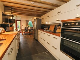 Cottage | Private kitchen | Dishwasher, cookware/dishes/utensils
