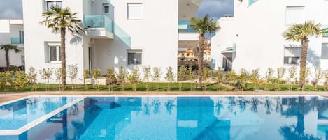 Piscina a l'aire lliure i gandules