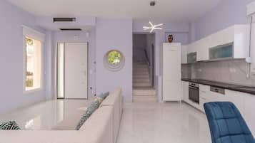 4 bedrooms, premium bedding, desk, laptop workspace