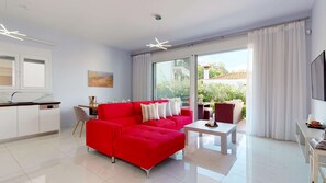 Hochwertige Bettwaren, Schreibtisch, laptopgeeigneter Arbeitsplatz