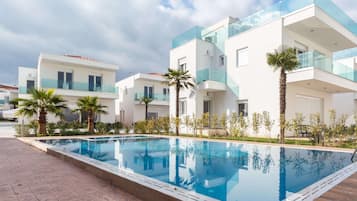 Outdoor pool, sun loungers