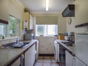 Cottage | Private kitchen | Dishwasher, cookware/dishes/utensils - Trebellan (Liskeard)