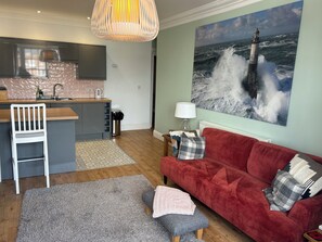 Casa de campo | Área de estar | TV, lareira