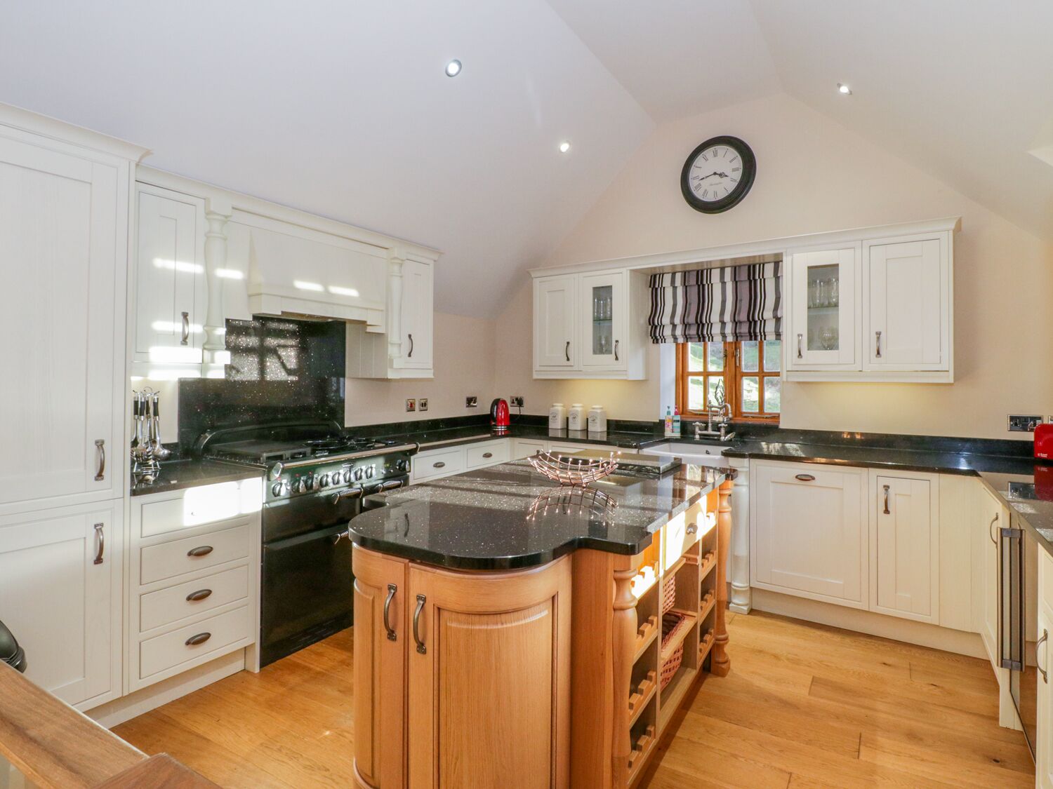 Cottage | Private kitchen | Stovetop, electric kettle, toaster, highchair