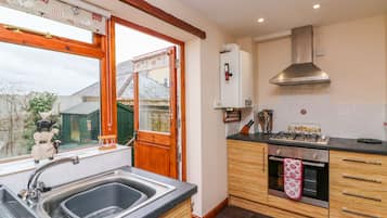 Cottage | Dapur peribadi | Mesin basuh pinggan mangkuk, kerusi tinggi