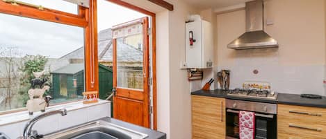 Cottage | Private kitchen | Dishwasher, highchair, cookware/dishes/utensils