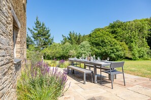 تناول الطعام بالخارج