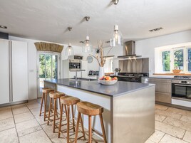 Cottage | Private kitchen | Dishwasher, cookware/dishes/utensils, dining tables