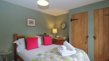 Cottage | 2 bedrooms, individually decorated, individually furnished, free WiFi