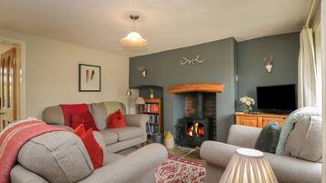 Cottage | Living area | TV