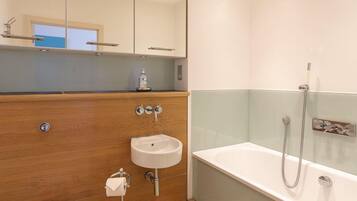 Cottage | Bathroom | Shower