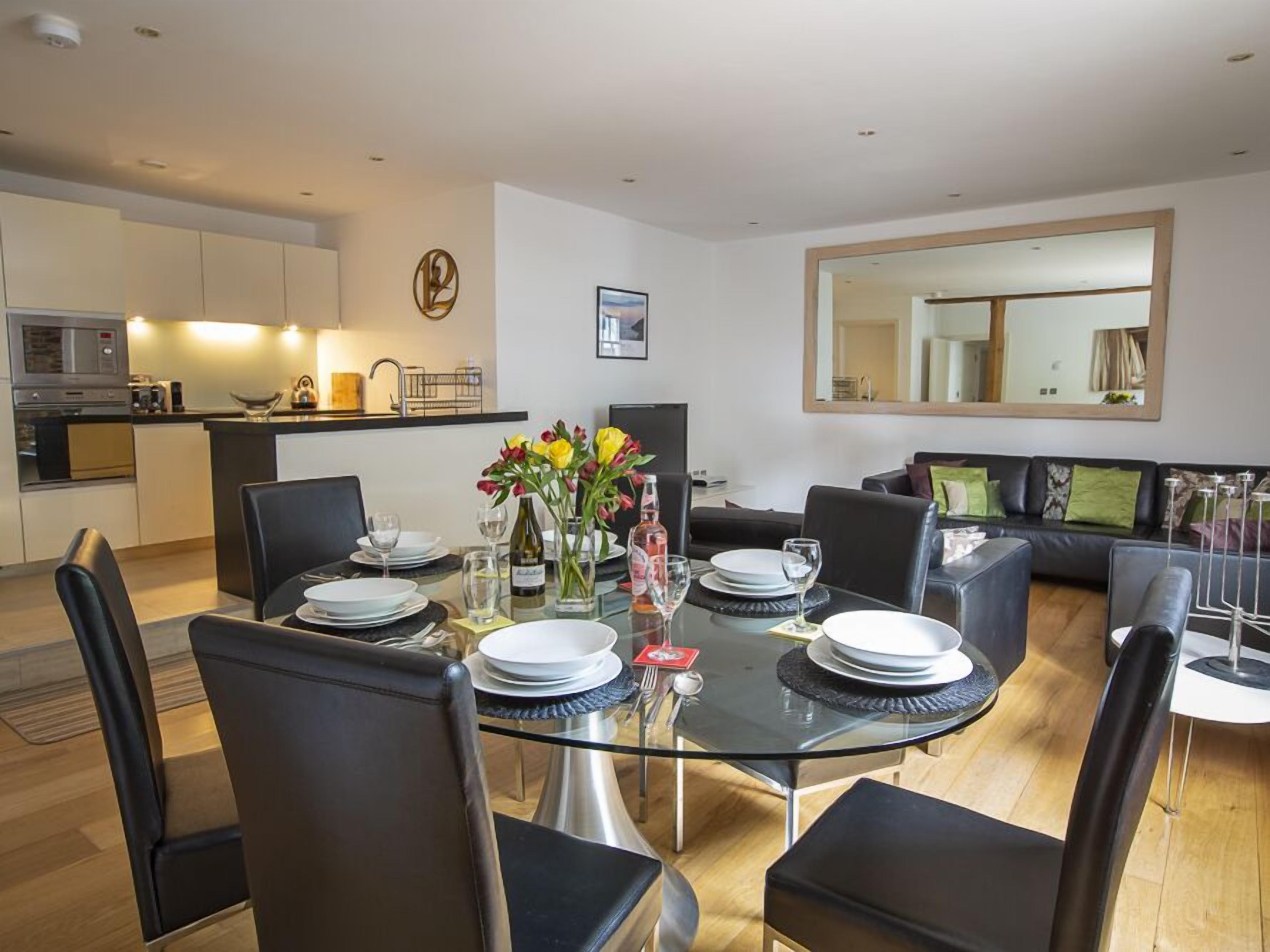 Cottage | Private kitchen | Stovetop, dishwasher, high chair, cookware/dishes/utensils